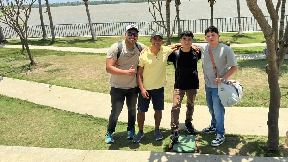 Con Marco, Rafael y el profe Tobías en el malecón
